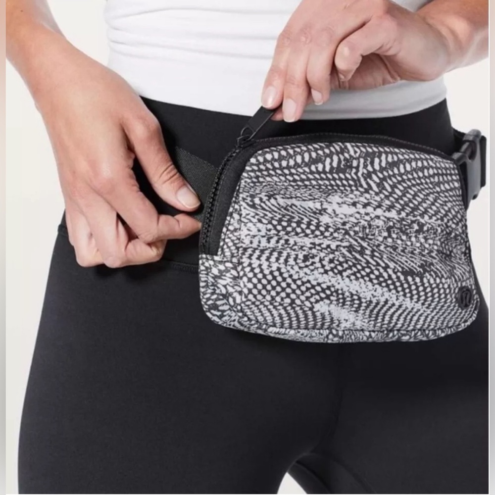 Lululemon Everywhere‎ Belt Bag Fanny Pack Black White Snakeskin RARE SOLD OUT